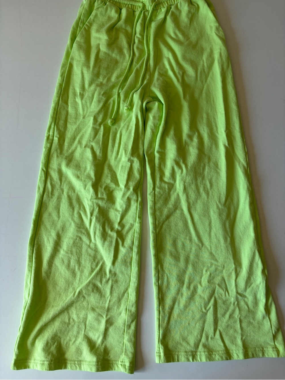 SheIn Women’s Medium Short Bright Green Solid Sweatpants Wide Leg 26” Inseam